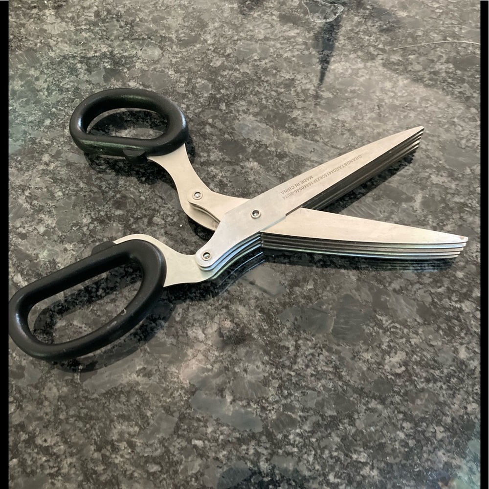 Multi blade scissors for cutting herbs in a uniform fashion